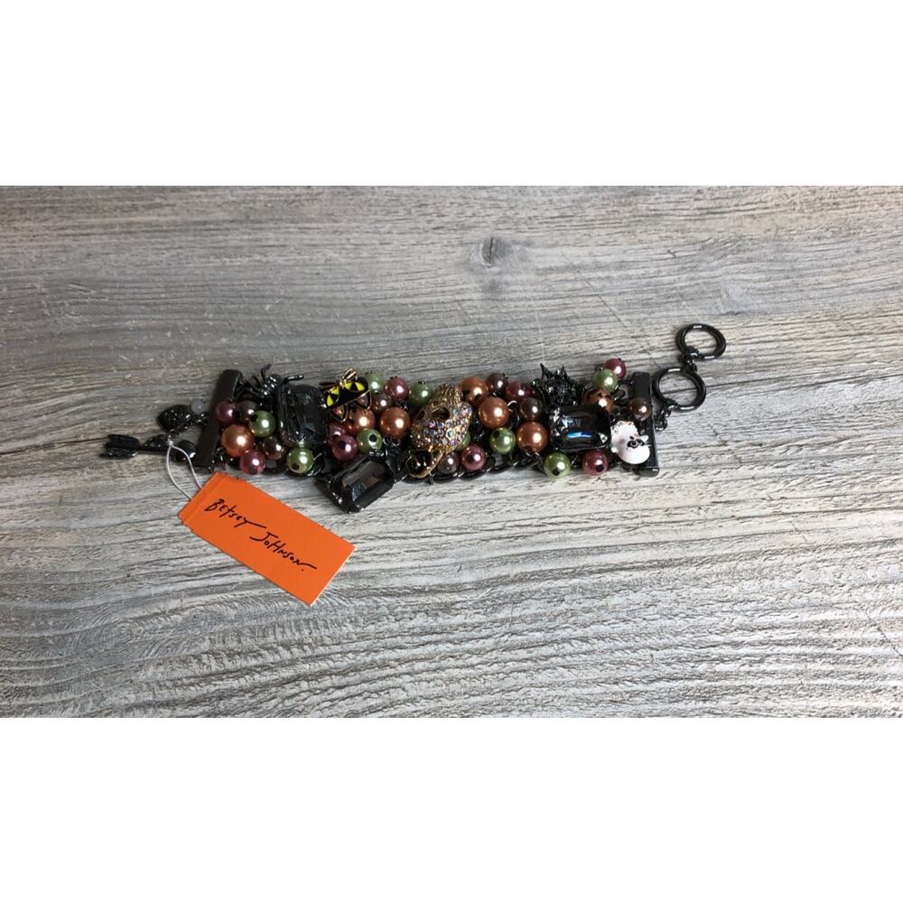 BETSEY JOHNSON CHAIN GRAY TONE SKULL,CAT,SPIDER,GHOST,FAUX PEARLS,GEMS BRACELET